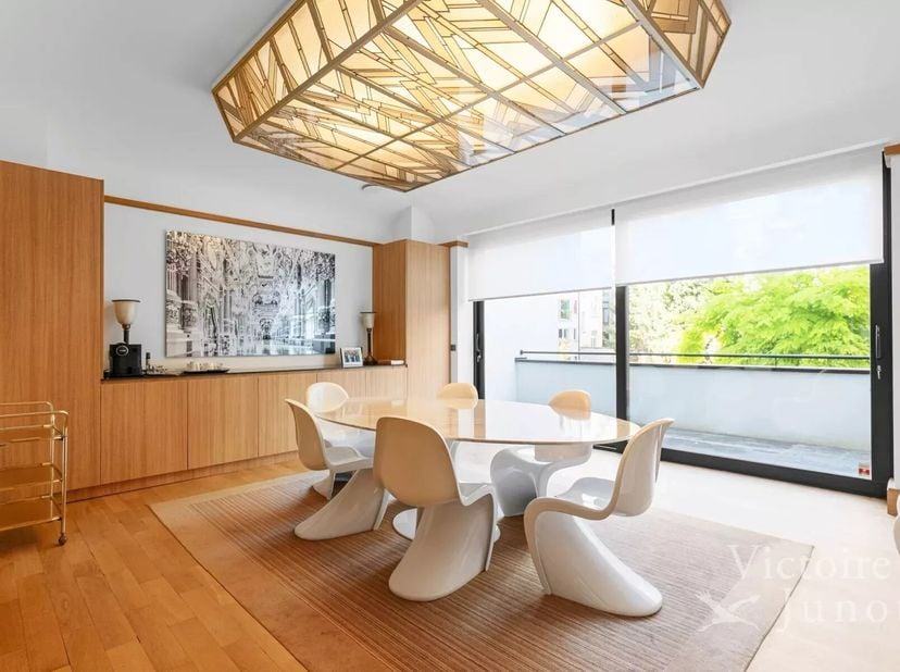 Victoire - Junot stelt u een uitzonderlijk herenhuis voor, gebouwd in 1926 en volledig heringericht in 2018 met een elegante en tijdloze art-decostijl