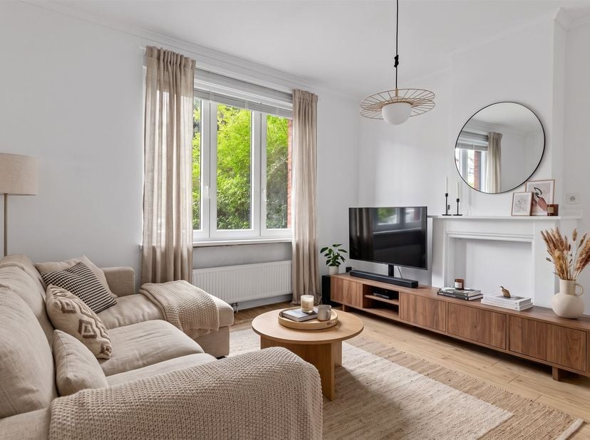 Welkom in deze recent gerenoveerde woning waar authenticiteit en hedendaags comfort mooi samenkomen. Via de inkomhal met authentieke elementen betreed