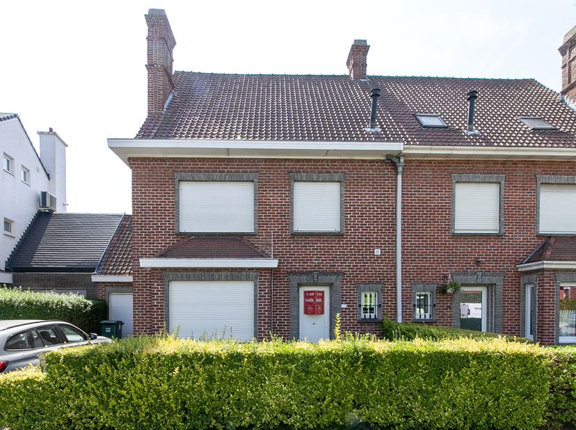 RIJWONING -<br />
Gunstig gelegen rijwoning met garage in de gegeerde Pius-X wijk in Kortrijk.<br />
Momenteel verhuurd.<br />
Het pand is voorzien va