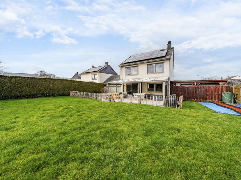 Easy Home a le plaisir de vous présenter cette charmante maison 3 façades de 160 m² habitables, située sur un terrain de 6 ares 6, avec de belles réno