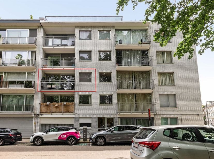 Cet appartement du deuxième étage, prêt à être emménagé, combine une situation tranquille avec le confort de la ville. Il est situé dans un immeuble b