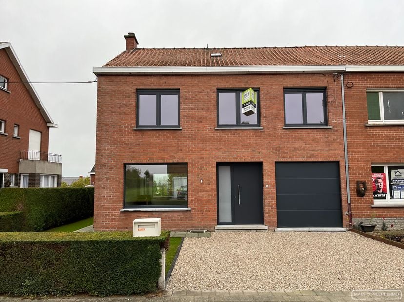 Deze ruime woning werd van beneden tot boven volledig vernieuwd! Ze is gelegen in Sint-Lodewijk, een deelgemeente van Deerlijk.<br />
Indeling<br />
<