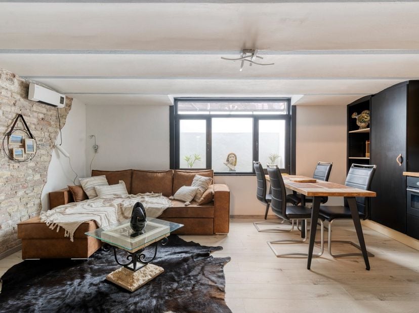 Dit TRENDY GERENOVEERD appartement bevindt zich in hartje Middelkerke én vlakbij ZEE. Dit instapklaar sous-sol appartement is praktisch ingedeeld als