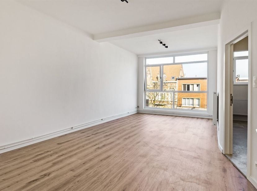 Gerenoveerd appartement met alle comfort in hartje Merksem<br />
Op zoek naar een instapklaar appartement waar kwaliteit en ligging hand in hand samen