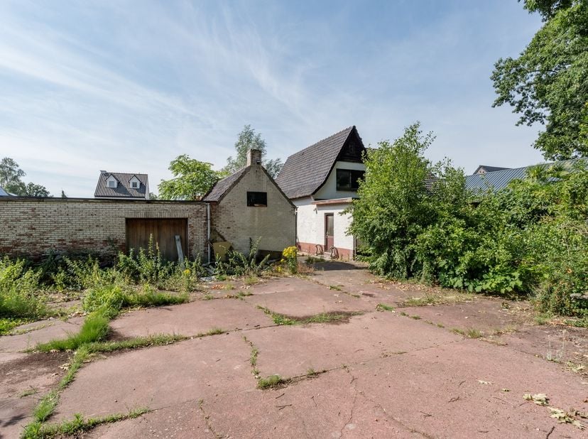 Gelegen aan de St. Antoniusweg in Neerpelt, biedt deze opengezinswoning een perfecte combinatie van ruimte, comfort en een aantrekkelijke ligging. Het