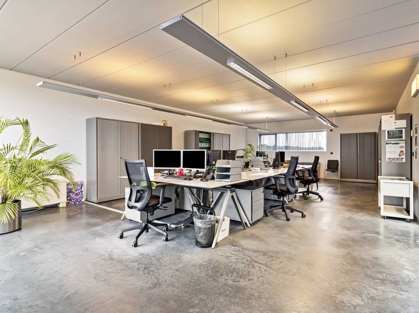 L'immeuble de bureaux est situé sur la Rijkmakerlaan à Essen. Une zone industrielle bien connue, facilement accessible et accessible.<br />
Le bâtimen