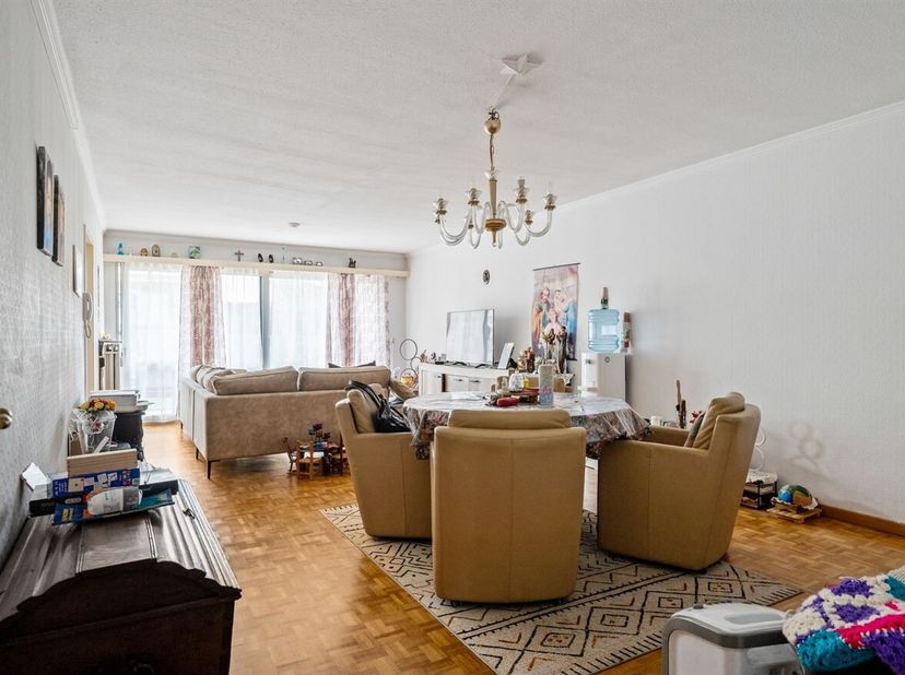 Appartement met 3 slaapkamers, terras en garage<br />
Deze gezinsvriendelijke appartement met 3 slaapkamers biedt een comfortabele indeling, een verni