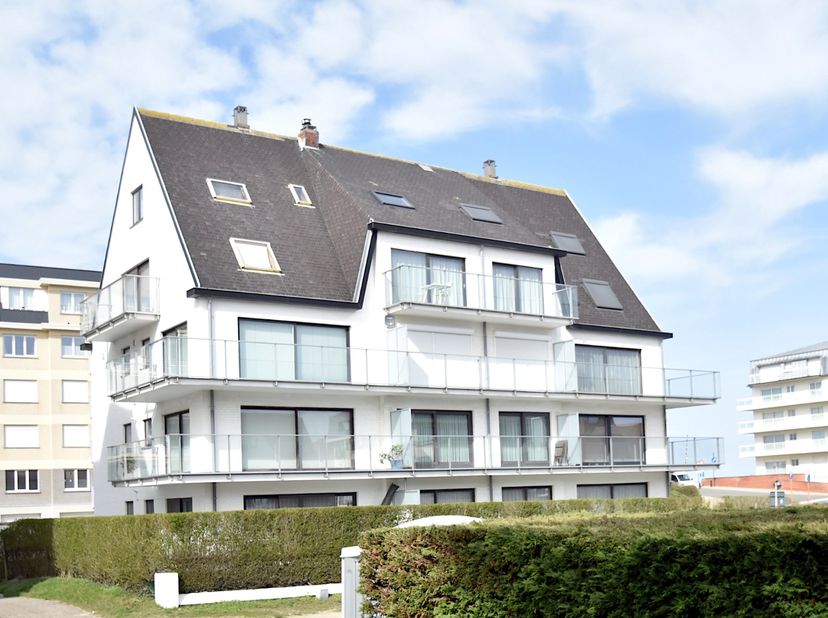 Ruim hoekappartement met zuidelijk en westelijk terras — op een van de meest gegeerde adressen van De Haan.<br />
<br />
Het Christianaplein situeert