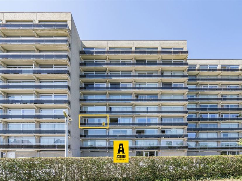 Op zoek naar een lichtrijk appartement met prachtige uitzichten én een centrale ligging? Dit ruime 1-slaapkamerappartement op de derde verdieping van