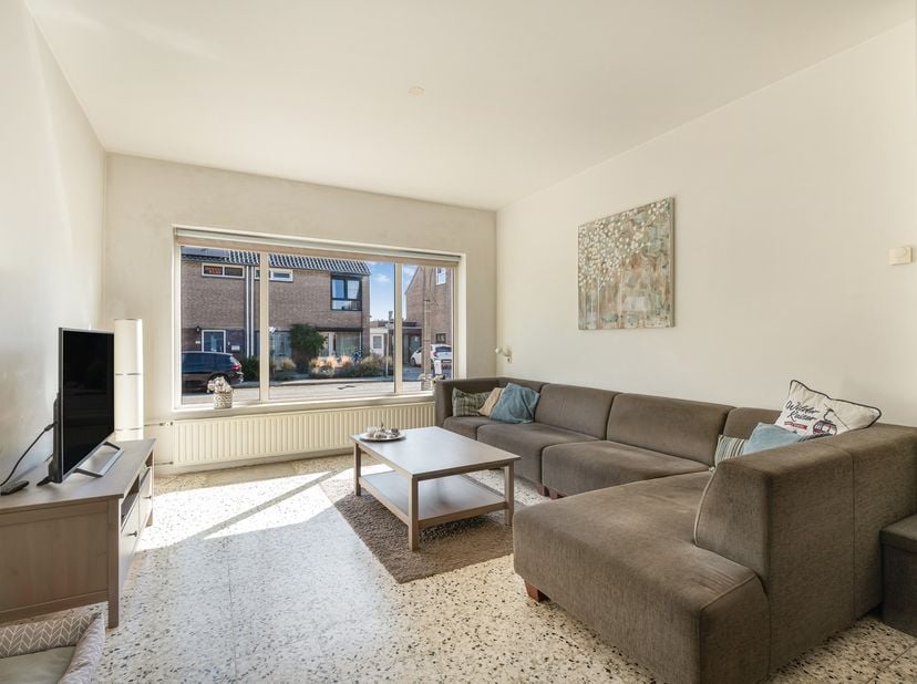 Gezinswoning met ruime garage, grote zolder en zonnige tuin&amp;nbsp;<br />
<br />
In een rustige woonomgeving in Vroenhoven bevindt zich deze verzorgde g