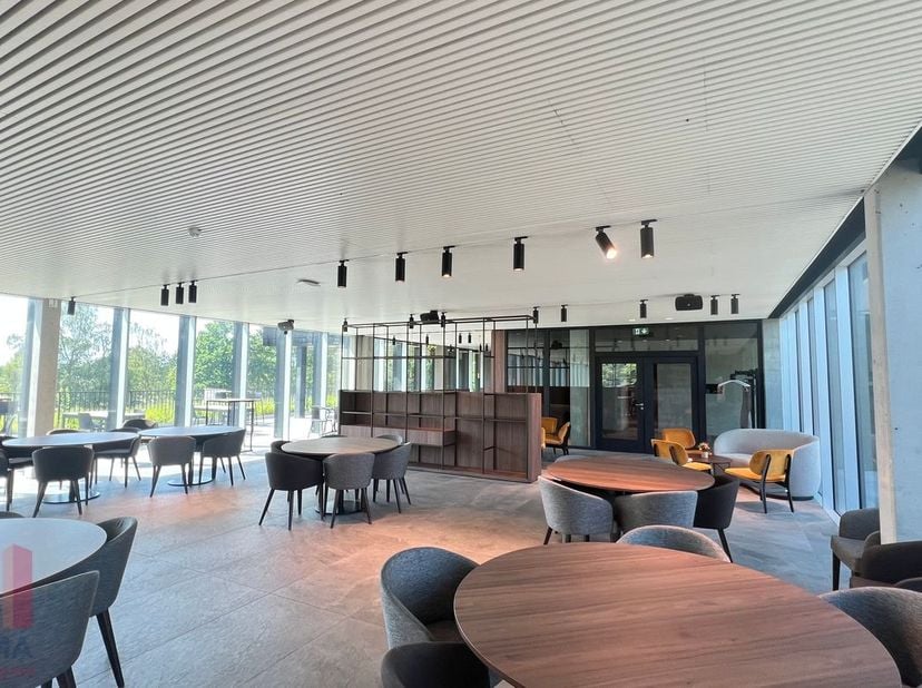 Instapklaar en hoogwaardig kantoor van 457 m² gelegen op de vierde verdieping van het moderne kantoorgebouw “Square One” te Geel.<br />
Dankzij de uit