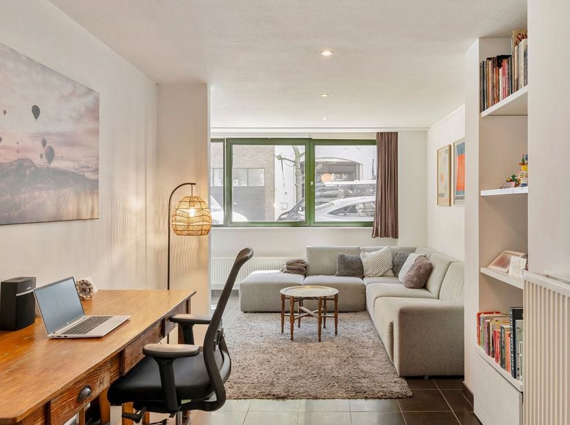 Op een absolute topligging in de gegeerde Graaf van Egmontstraat, midden in het bruisende Zuid, bevindt zich dit gelijkvloers appartement van ca. 60 m