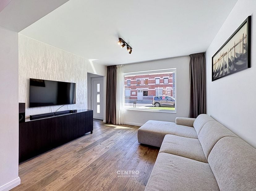 Recent gerenoveerde woning met alle COMFORT met garage, dubbele oprit en aangelegde tuin met groot zonneterras te Rumbeke!<br />
<br />
INDELING:<br /