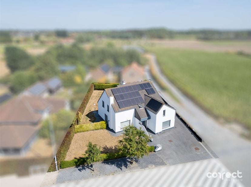 Polyvalente woning met 4 slaapkamers en atelier.<br />
<br />
STARTPRIJS: Elk bod boven deze startprijs, wordt voorgelegd aan de eigenaars, die al d
