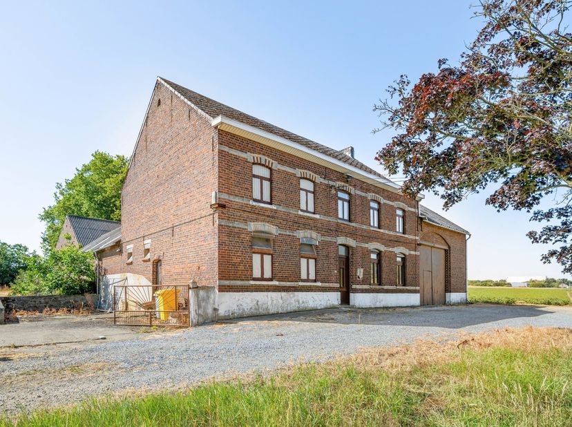 Dit strategisch bijzonder goed gelegen pand bereiken we via een +/- 50m lange privé-oprit. Deze indrukwekkend grote hoeve beschikt aan de rechterzijde