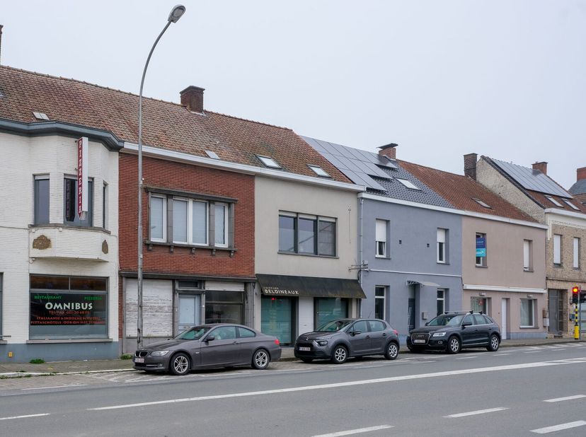 Cette maison se situe sur la place de la Gare à Ingelmunster, un emplacement central qui s’apprête à connaître une nouvelle dynamique à partir de 2027