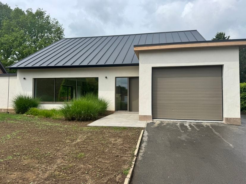 Uitstekend gelegen, volledig vernieuwde woning met tuin, terras, inpandige garage en een grote loods voor opslag (met inrijpoort +/- 3,5 m hoogte).<br