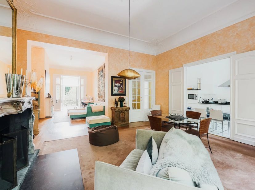 Victoire-Junot à le plaisir de vous faire découvrir en exclusivité un magnifique hôtel particulier de ±794m² bâtis au charme intemporel. Offrant une f