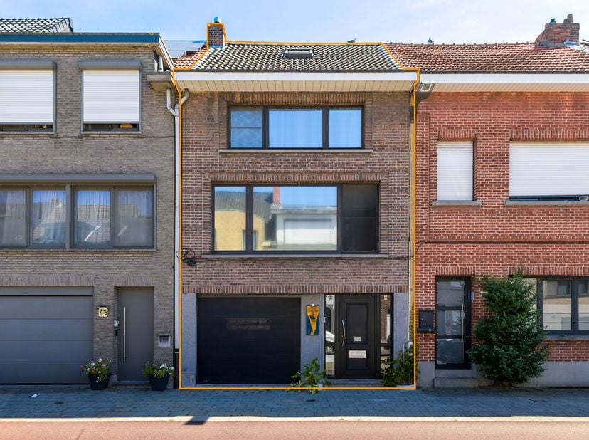 Deze aangename bel-etagewoning bevindt zich in een rustige straat, maar toch op een bijzonder gunstige locatie in Merksem. Het Kroonplein en het Runcv