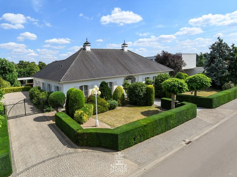 Deze vrijstaande exclusieve villa straalt karakter en comfort uit. Omringd door een fraai aangelegde tuin met verwarmd zwembad en poolhouse biedt deze