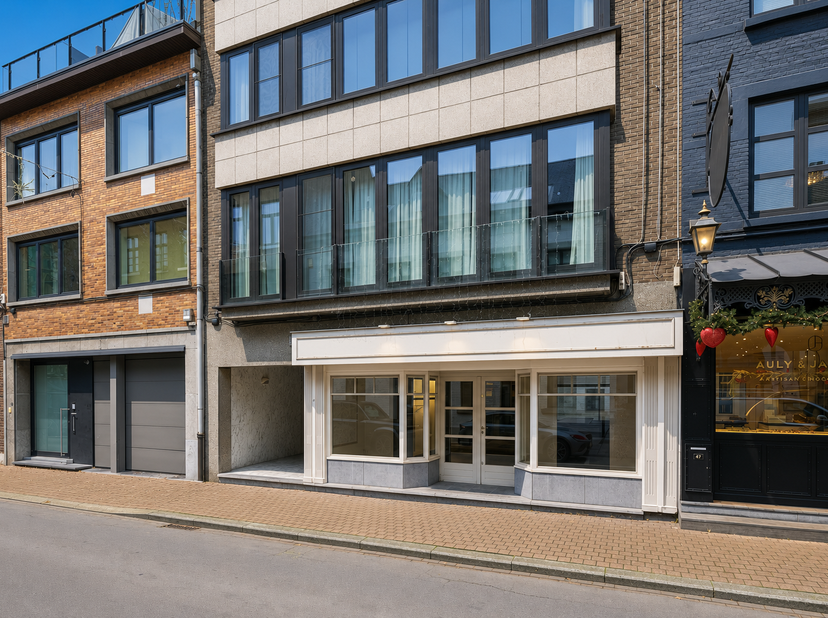 Ideaal gelegen handelspand van ca. 106 m² met kelder en extra bureauruimte in de Aldestraat te Hasselt.<br />
<br />
Dit ruim handelspand met multifun