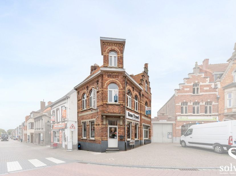Ontdek deze charmante handelswoning op een toplocatie in het centrum van Zomergem, met uitstekende zichtbaarheid en een authentiek karakter.<br />
De