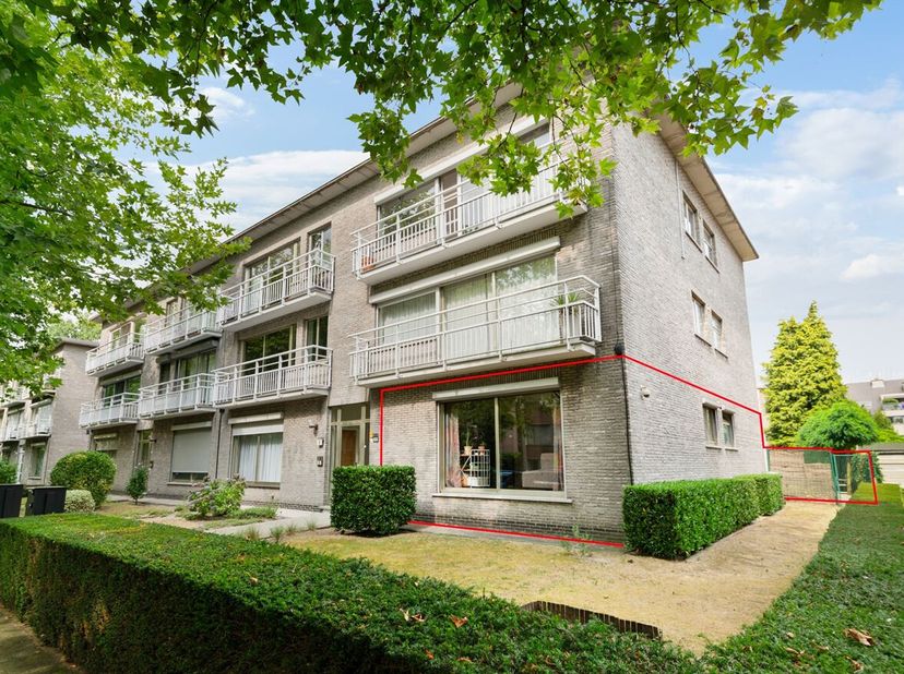 Ligging: Dit verzorgd gelijkvloers appartement is rustig gelegen, met winkels, scholen, openbaar vervoer en belangrijke invalswegen op korte afstand.