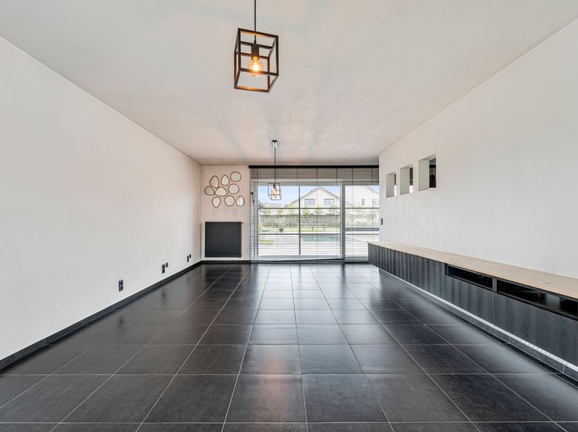 Instapklare villa op een hoekperceel op een boogscheut van centrum Poelkapelle.<br />
Troeven:<br />
- 4 slaapkamers,<br />
- Zuid gerichte tuin<br />