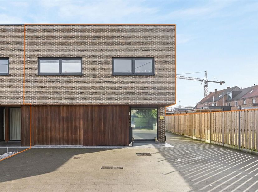 Ruime energiezuinige HOB met 3 slaapkamers rustig gelegen op een perceel van 3a92 te Leopoldsburg.<br />
Belangrijkste troeven: <br />
- Rustige liggi