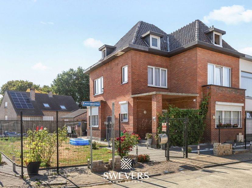 Voor meer info en foto’s, surf naar www.swevers.be – Ontdek deze halfopen gezinswoning aan de Weerstandersstraat 54/A in Heers. De woning werd gebouwd