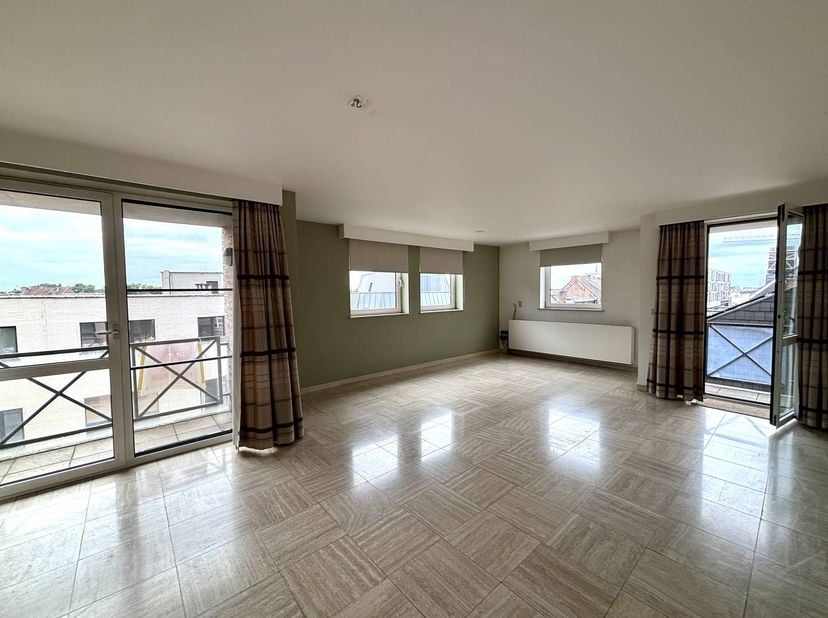 Vous recherchez la combinaison parfaite d'espace, de confort et d'un emplacement de choix ? Cet appartement de 135 m², situé dans l'emblématique Bamps
