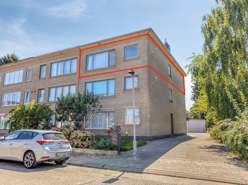 Cet appartement lumineux de 89 m² est situé au deuxième étage d'un petit immeuble ne comptant que trois appartements. En entrant dans l'appartement, v