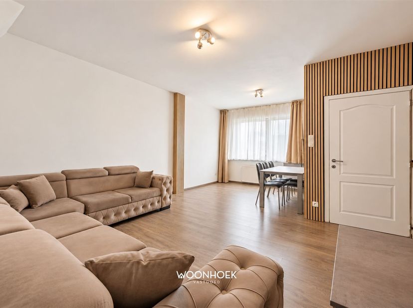 Ontdek deze charmante woning met twee slaapkamers, een moderne leefruimte en een praktische achteruitgang, rustig gelegen in het centrum van Lokeren.