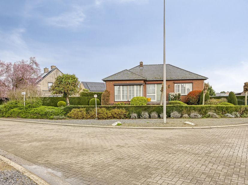 Deze zorgvuldig onderhouden woning bevindt zich op een rustige ligging op de hoek van de Leustraat, in de woonkern van Ophoven.<br />
De woning met bo