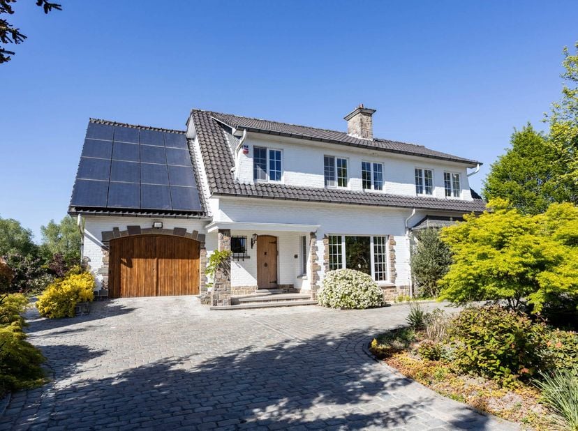 Vous rêvez d'une maison au calme, loin de l'agitation mais proche de nombreuses commodités ? Cette maison, située à proximité de la zone de loisirs de