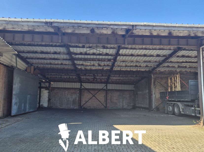 Deze overdekte opslagplaats heeft een oppervlakte van 227 m² (18,6 m x 12,2 m) en beschikt over een nokhoogte van 4,5 m en een goothoogte van 3,6 m. <