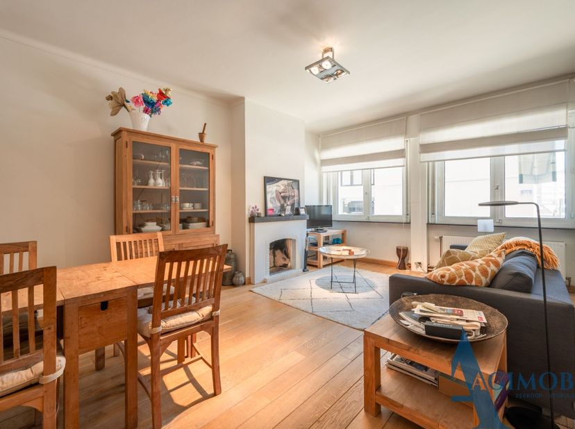 Ruime studio met aparte slaaphoek en compact wooncomfort nabij de Zeedijk te Knokke .<br />
Het inkomhalletje geeft toegang tot de lichtrijke leefruim