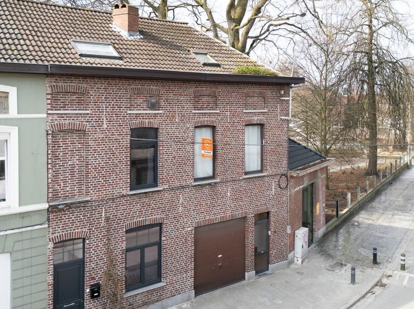 Ben je op zoek naar een compacte woning die je volledig naar eigen smaak kunt inrichten, of wil je investeren in een pand met praktisch potentieel? Da