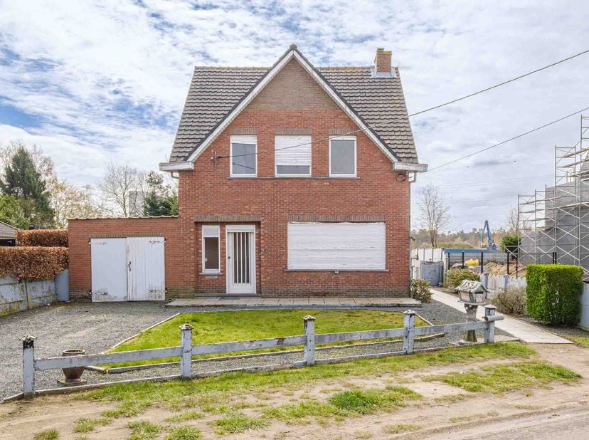 TE RENOVEREN WONING OP TOPLOCATIE -<br />
<br />
Met veel potentieel.<br />
Nabij het Kanaal en de E313. <br />
Deze open bebouwing biedt tal van moge