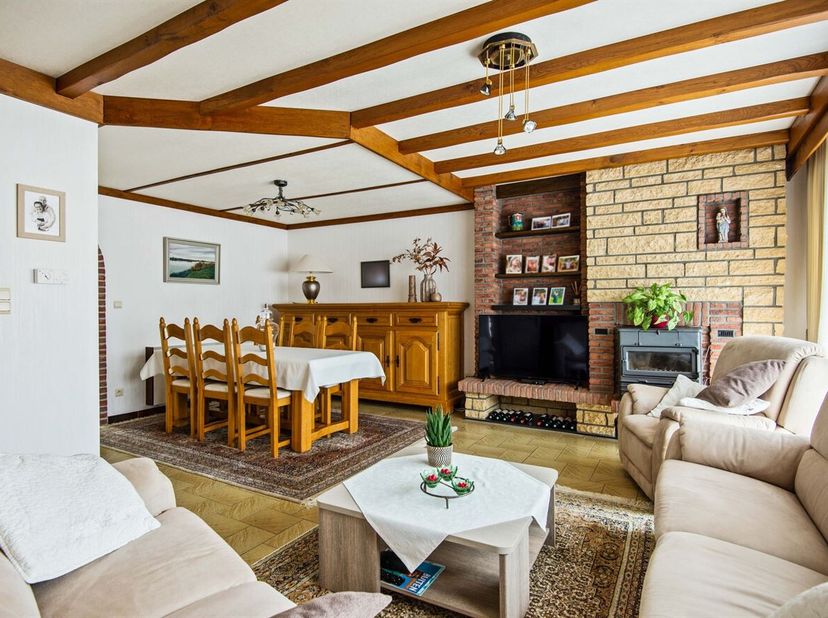 Deze goed onderhouden driegevelwoning is gelegen in het rustige en residentiële Moerzeke en combineert comfort, ruimte en een aangename woonkwaliteit