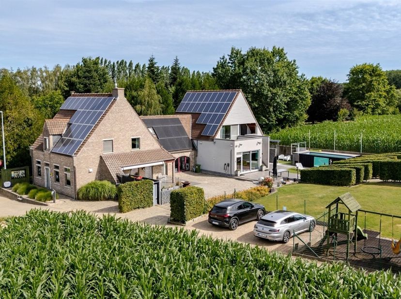 In het groene Moerbeke, een deelgemeente van Geraardsbergen midden in de Vlaamse Ardennen, bevindt zich dit unieke domein waar comfortabel wonen en su