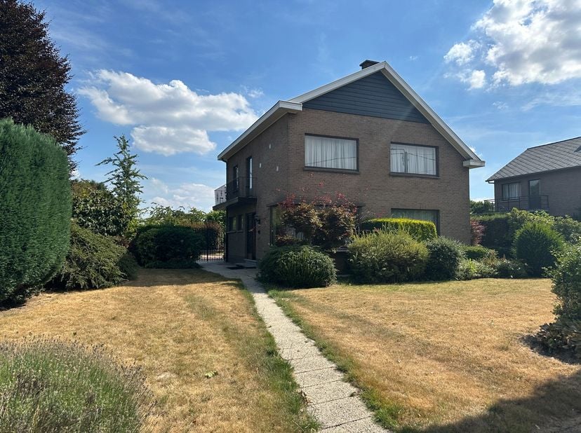 Op zoek naar een woning met karakter, ruimte en mogelijkheden? Deze charmante woning is gelegen op een uitzonderlijk ruim perceel van maar liefst 2.37