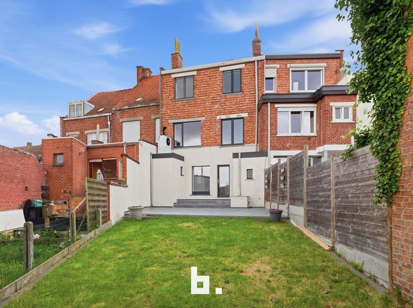 Deze ruime gerenoveerde woning met EPC A is klaar voor de toekomst en biedt ruimte voor het hele gezin!<br />
<br />
De indeling is als volgt:<br />
<