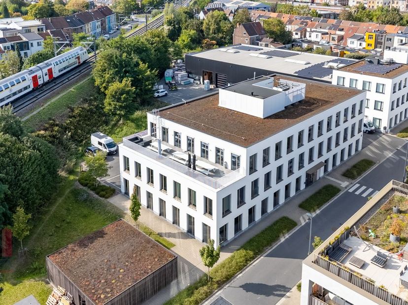 Uitstekend gelegen kantoorgebouw met flexibele werkplekken aan de Schelde op een boogscheut verwijderd van het centrum van Gent met goede verbinding v