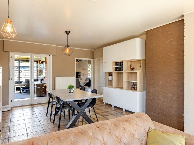 Ligging &amp; indelingIn het groene en rustige Wachtebeke bevindt zich deze charmante woning in landelijke stijl op een perceel van 706 m². Deze eigendom