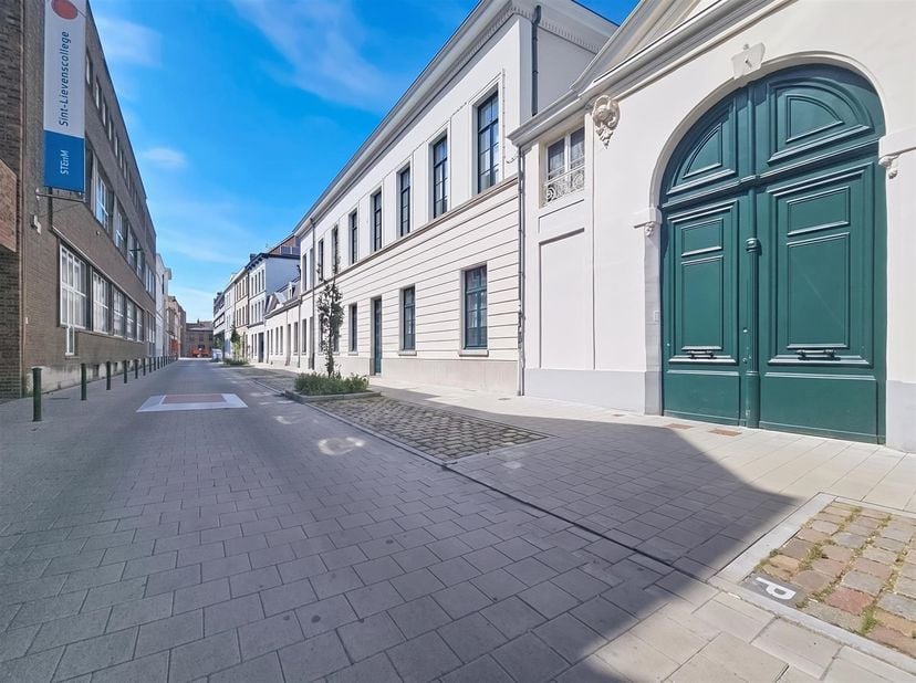 BEZOEK? BEL 09/225.00.78.<br />
Dit gelijkvloers appartement met een totale oppervlakte van 129 m² biedt een unieke combinatie van centrale ligging,