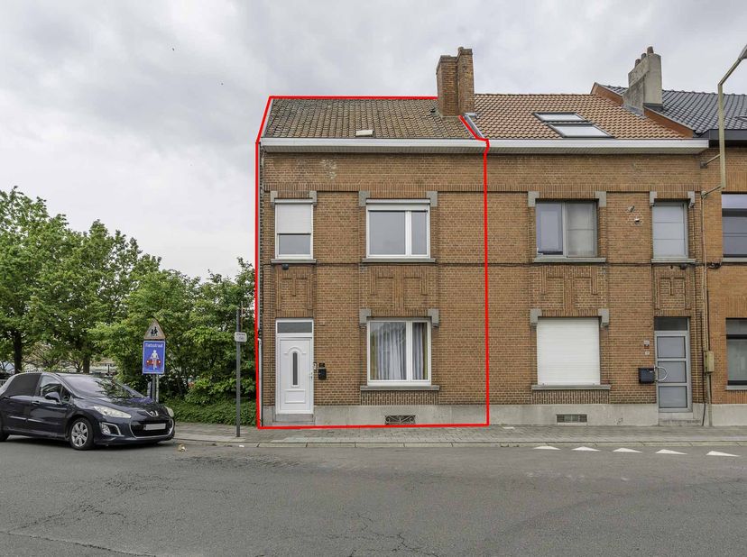 GOED GELEGEN WONING MET TUIN -<br />
Op te frissen woning gelegen in een rustige, goed gelegen buurt. <br />
Indeling: <br />
-1 verdiep: Kelder;<br /