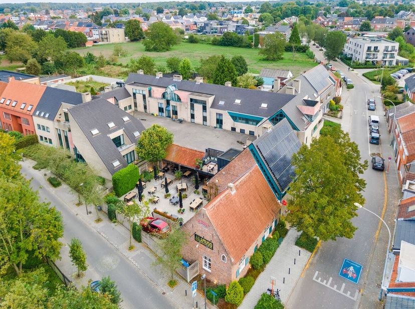 Instapklaar handelspand met ruim buitenterras en bovenliggend duplex appartement<br />
Locatie<br />
Het pand is gelegen aan de Hoveniersstraat 1 en 3