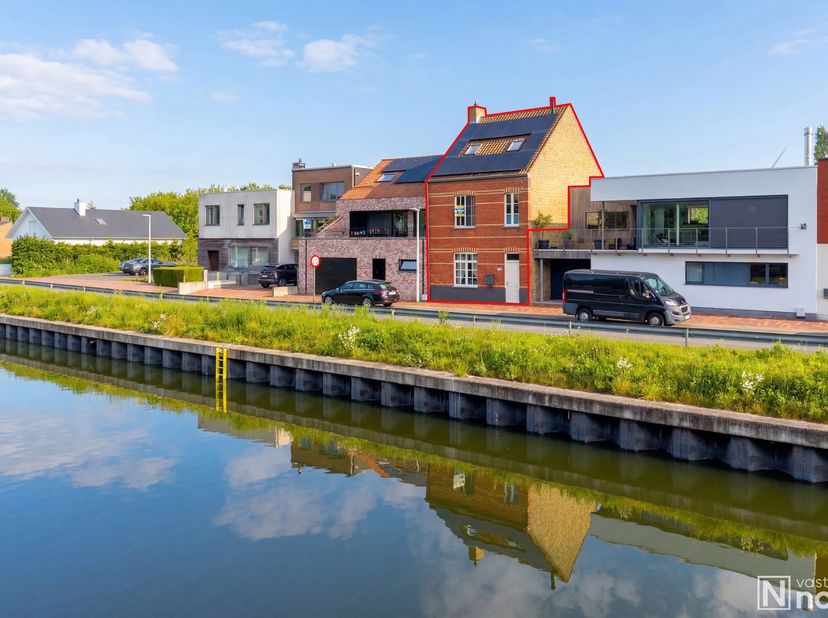 Ontdek deze goed onderhouden rijwoning, rustig gelegen langs de IJzer in de groene rand van Nieuwpoort. <br />
Op het gelijkvloers geniet u van een ge