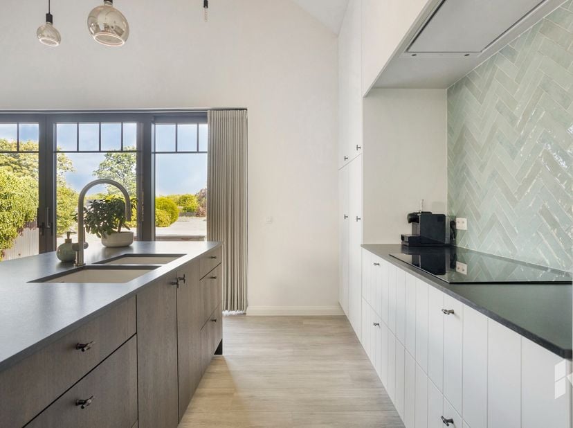 Zeer mooi gerenoveerde en instapklare woning gelegen op een uitzonderlijk perceel van 1877 m².<br />
Via de inkomhal met gastentoilet, kom je in de li